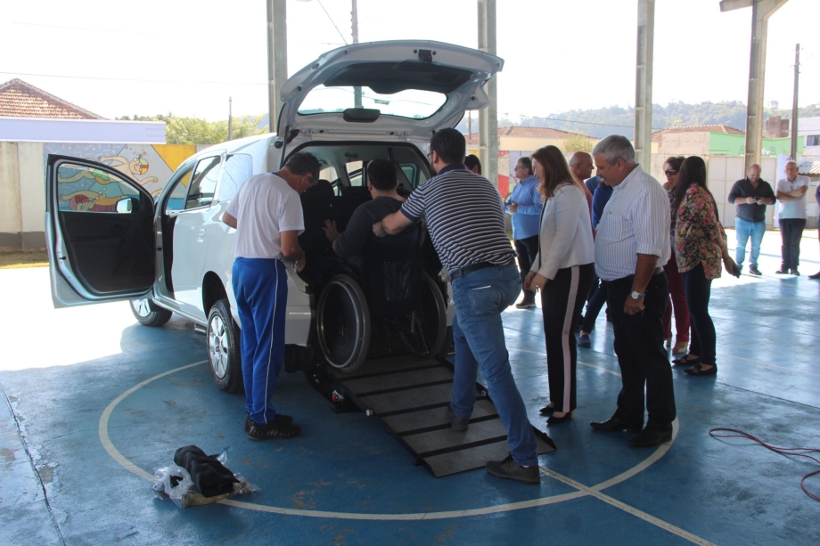 APAE de Irati recebe veículo adaptado para transporte de cadeirantes